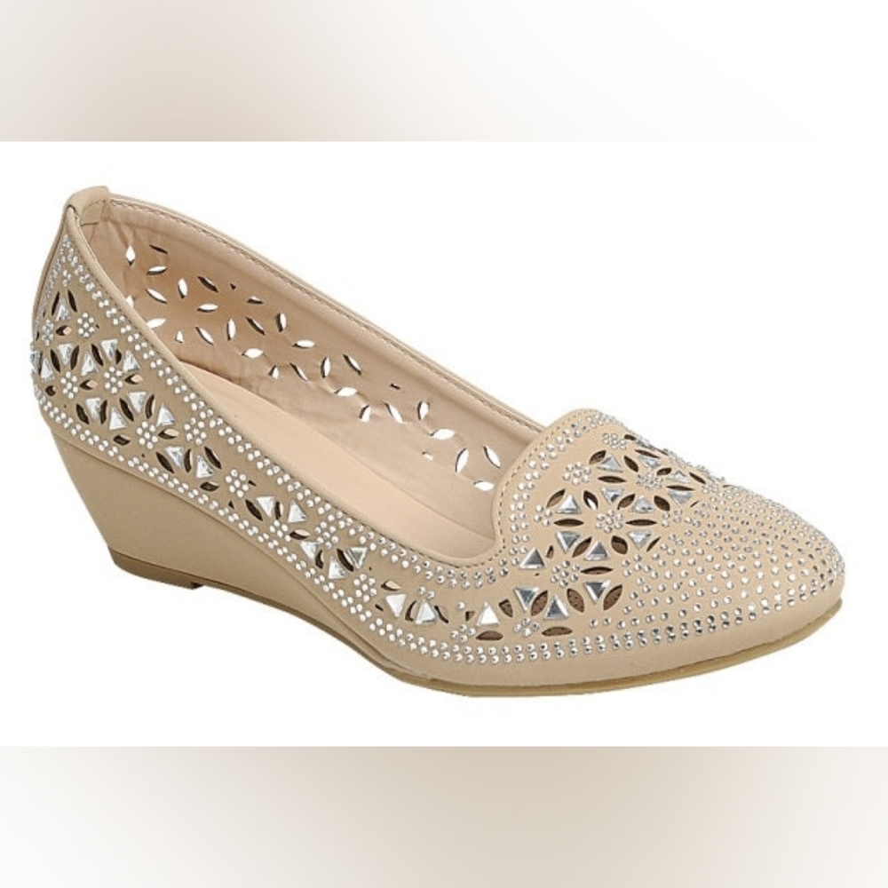 Forever Link Size 9 Girls Elegant Beaded Beige Wedge Shoes
